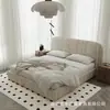 Cama de tecido minimalista estilo retrô britânico na cor creme, moderna e simples, com um toque de luxo, apresentando uma cama de casal ou de solteiro em chenille
