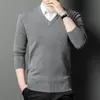 Suéter de grosor medio para hombre, nuevo tejido de punto con cuello en V para otoño e invierno, suéter básico casual tipo pullover para hombres jóvenes y de mediana edad, suéter de manga larga