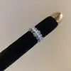 Anel aberto floral geométrico super brilhante cravejado de diamantes, anel de dedo indicador requintado de nicho de alta qualidade, joia feminina estilo minimalista de luxo leve