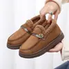 Sapatos de inverno quentes para mãe, novos, com pelúcia extra, mais grossos, estilo mocassim, sola macia, antiderrapante, fácil de calçar, moda versátil, sapatos de algodão para mulheres