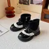 Botas Forradas com Pelúcia para Meninas 2026 Outono/Inverno Novas Botas de Moda para Meninas Botas de Couro Modernas Versáteis Sapatos de Princesa Botas Curtas Infantis