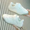Tênis de Treino Alemão Infantil 2026 Estilo Primavera/Outono Tênis Esportivo para Meninas Solado Macio Sapatinhos Brancos 3-6 Anos Sapatos Casuais para Meninos