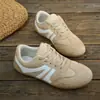 Zapatillas Retro del Ejército Alemán para Mujer, disponibles en blanco roto y negro, con acabado de gamuza, diseño de cordones y suela plana, adecuadas para uso casual, y disponibles en tallas más grandes para mercados internacionales