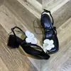 Sandálias de Salto Grosso Estilo Verão 2026 Novo Estilo Florais Pretos Elegantes Estilo Férias para Mulheres Versáteis Modernas Salto Alto Tendência
