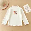Nova base layer de outono e inverno 2026 com estampa de desenho para meninas, top quente forrado com fleece e acabamento franzido, camiseta infantil listrada de manga comprida