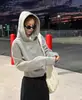 Sudadera con Capucha para Mujer, Estilo Corto Gris, Nuevo Estilo Coreano de Otoño 2026, Corte Ajustado, Forrada de Polar, Top Interior Ajustado para Otoño