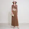 Vestido de mujer con diseño de otoño, color café con adornos de perlas, cuello camisero, doble botonadura, cintura alta, plisado, falda larga con pliegues marcados