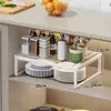 Prateleira de armazenamento sob o gabinete para pia de cozinha, um organizador multifuncional e empilhável projetado especificamente para panelas e frigideiras, e uma solução de armazenamento conveniente para temperos.