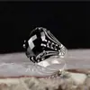 Anillo de circonita negra con patrón retro popular de estilo europeo y americano de Chenrui, joyería transfronteriza, venta al por mayor, anillo para hombres