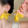 [Hada Brillante] Pendientes de Flor de Tela Amarillo Brillante de Principios de Primavera para Mujer, Pendientes Versátiles Estilo Viaje y Vacaciones