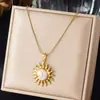 Collar de sol y luna de acero inoxidable con colgante de luna con goteo de aceite y flor de sol, cadena de hueso de serpiente, cadena de clavícula vintage y única para mujer