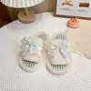 Chinelos infantis estilo coreano, com estampa de laço para meninas doces, coleção outono/inverno 2026 para meninas, chinelos fofos de uma tira para casa