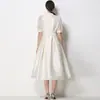 Foto Real de un Elegante Vestido de Satén con Escote en V y Mangas Abullonadas, Cintura de Corbata, Vestido Ceñido de Corte A con Adornos Florales