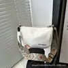 Bolsa Pequena Casual de Alça Larga para Mulheres 2025 Nova Moda Simples Versátil Bolsa para o Dia a Dia Bolsa Transversal de Nicho