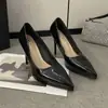 Otoño 2026 Nuevo Estilo Europeo y Americano Charol Puntiagudos Sexy Tacón de Aguja Zapatos de Moda Talla Grande Zapatos de Trabajo Tacones Altos para Mujer