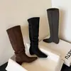 Botas western de camurça com bico quadrado e cano largo, estilo novo Outono/Inverno, fazem as pernas parecerem retas, botas de montaria de cano alto com corte em V