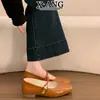 Zapatos Mary Jane Blancos de Piel de Oveja con Aumento Oculto de Altura para Mujer, Nuevo Estilo Slip-On Primavera/Verano 2026 para Combinar con Faldas
