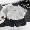 Roupa Infantil para Meninos, Conjunto de Roupa de Verão 2026 Novo Estilo, Conjunto Esportivo de Duas Peças com Manga Curta Estiloso para Meninos
