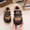 Outono/Inverno 2026 Sapatos de Couro Forrados com Pelúcia Estilo Retrô para Meninas Moda Dupla de Velcro Sapatos Infantis de Algodão de Duas Camadas Sapatos de Bebê de Algodão