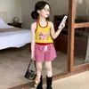 Ropa Infantil Estilo Coreano 2026 Verano Nuevo Estilo Chaleco sin Mangas con Letras Elegante para Niñas con Camiseta Escotada en la Espalda y Shorts a Cuadros Conjunto de Dos Piezas