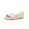 Chinelos de Couro de Ovelha para Exterior Elegantes e Confortáveis com Fivela de Metal de Salto Alto Slip-On Sandálias Quadradas de Salto Alto em Couro Genuíno para Mulheres 2026
