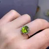 Venta al por mayor de fábrica explosiones traje de olivino natural plata S925 incrustado piedra principal 8*10 vendiendo Europa y Estados Unidos una generación de cabello
