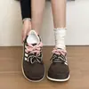 Zapatillas de entrenamiento alemanas de suela gruesa para aumentar la altura de mujer, nuevas zapatillas casuales de caña baja de suela blanda para estudiantes, otoño 2026