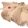 Conjunto lindo y esponjoso de cuatro piezas estilo coreano con bordado tridimensional, hecho de suave terciopelo de leche, perfecto para el calor del otoño y el invierno; también disponible como conjunto de tres piezas de forro polar de coral