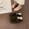 Chinelos peludos brancos para mulheres, estilo outono e inverno 2026, de calçar, bico fechado, design de meia-chinelo, chinelos de algodão quentes e forrados com fleece