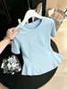 Camiseta de manga curta com borda de lótus para mulheres, novo estilo de verão, gola redonda simples, modeladora, plus size, com um design de ombro distinto, moda feminina de nicho
