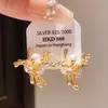 Brincos de Metal Estilo Retrô Francês Flor Pérola Imitação Agulha de Prata Moda Elegante Nicho Estiloso Europeu e Americano Brincos Ins