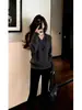Moderna parte superior de punto de dos piezas con cuello en V, versátil para varios atuendos, nueva colección otoño/invierno 2026, corte holgado, efecto adelgazante, suéter base de manga larga