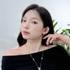 Pendientes de Flor Rosa Dulce de Cinco Pétalos con Lazo Asimétrico Pendientes Elegantes Pendientes con Aguja de Plata 925 Lujo Accesible y Sentido de Gama Alta