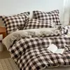 Juego de cuatro piezas de terciopelo de leche con estampado de rayas simples clase A, antiestático para invierno, engrosado para abrigar, y un juego de tres piezas con forro polar adicional para dormitorios