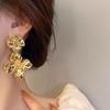 Pendientes de flores de estilo frío de metal de Corea del Sur para mujer, ligeros, lujosos, exagerados, de diseño de alta gama, joyería para las orejas, pendientes de alta gama.