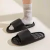 Chinelos Domésticos de Cor Sólida para Mulheres, Novo Estilo, Simples e Versáteis, com Solado Grosso, Antiderrapantes de Verão, de Secagem Rápida, Adequados para Casais, Podem Ser Usados na Rua, com uma Sensação Macia e Confortável
