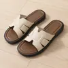Sandálias rasas versáteis de verão 2026 estilo coreano, perfeitas para combinar com vestidos, roupas de praia e com um design estiloso