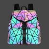 Atacado no Ponto Nova Moda Mochila Luminosa Mochila Geométrica em Relevo Mochila Versátil Cor Degradê Tamanho Pequeno