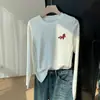 Camiseta de manga larga de nicho, de alta gama, con dobladillo curvo, moderna y elegante, efecto adelgazante, top base para el otoño de 2026