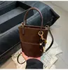 Bolsa de balde bicolor em camurça coreana para mulheres, nova moda outono e inverno 2025, bolsa transversal versátil, bolsa de ombro, bolsa de axila