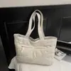Bolsa Tote Matelassê Leve e Simples Bolsa de Grande Capacidade Nova Moda Inverno 2025 Bolsa de Mão Bolsa Casual Feminina