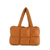 2026 Nuevo Lindo Gran Capacidad Bolsa Acolchada Suave Cálida Estilo Europeo y Americano Bolsa Cuadrada Bolsa de Chaqueta de Plumas para Mujer Comercio Exterior