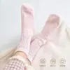 Novas meias de dormir, meias de ar condicionado, antiderrapantes para dormir, adequadas para homens e mulheres, caimento solto para outono e inverno, proteção para os pés, hidratantes, cor sólida, meias pós-parto, adequadas para idosos