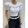 Elegante Top Curto Branco Estilo Coreano com Mangas Bufantes 2026 Novo Verão Slim-Fit Emagrecedor Camiseta de Renda Colorida Contrastante para Mulheres