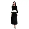 Vestido de veludo preto estilo francês, de duas peças falsas, elegante e sofisticado, com adornos de strass, barra franzida, acinturado e saia longa bufante em preto