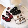 Zapatos pequeños de cuero para niños, nueva colección otoño 2026, modernos zapatos de princesa con lazo para niñas, zapatos de actuación adornados con perlas para bebés y niños pequeños