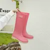Botas de lluvia de caña alta para mujer, botas largas de alta calidad, botas de lluvia de caña alta, zapatos impermeables de moda para damas, zapatos de goma antideslizantes europeos y americanos, suaves