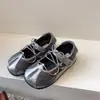 Zapatos Mary Jane plateados para niños, zapatos de cuero para niñas pequeñas, zapatillas de entrenamiento alemanas para niñas, zapatos de princesa transpirables de corte bajo para niñas, otoño