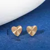 Pendientes de botón dorados con forma de corazón y mariposa, estilo lujo ligero, acero de titanio chapado en oro, diseño simple, versátil y de nicho para mujer