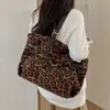 Bolso tote de gran capacidad con estampado de leopardo para mujer, nueva colección de invierno 2026, estampado de cebra, moderno y a la moda, bolso de hombro ligero y versátil